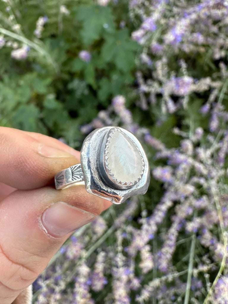 Uncommon ring | Rainbow moonstone (size 7)