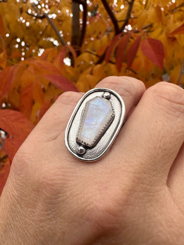 Coffin-stoned ring | Rainbow moonstone