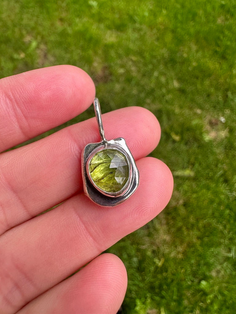 Uncommon pendant | Peridot