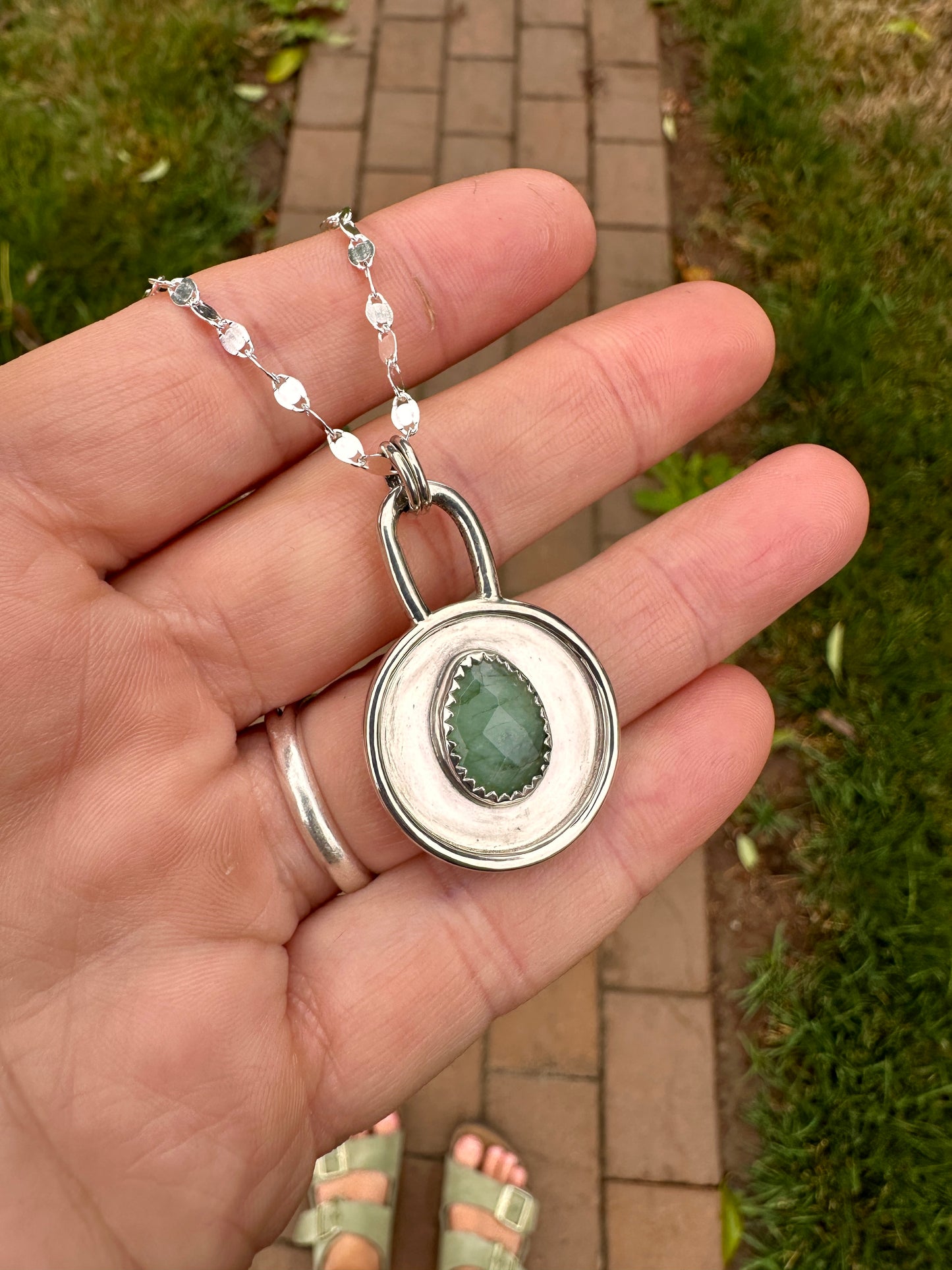 Shield talisman | Emerald