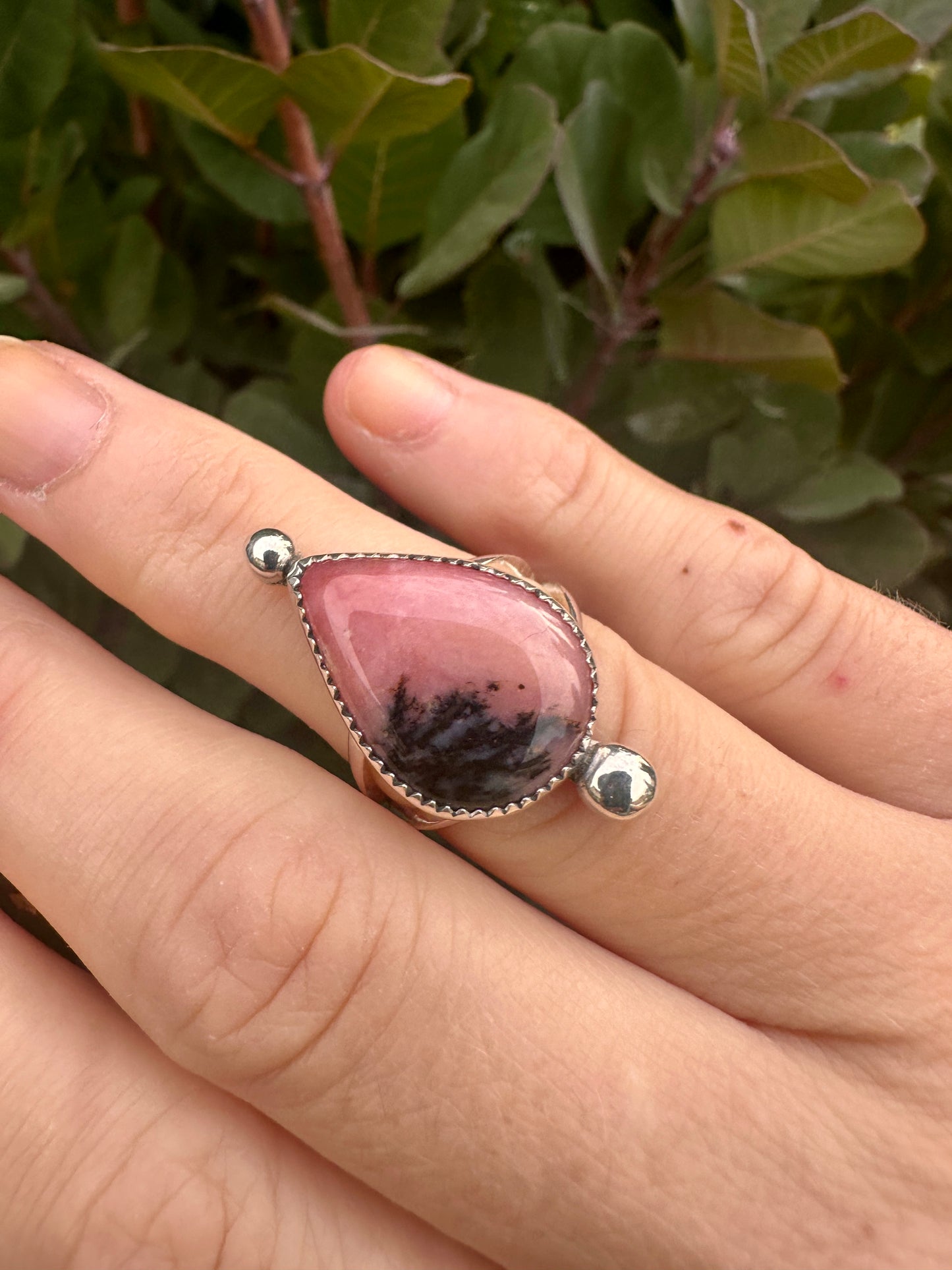 On the Dot split-band ring | Pink dendritic opal