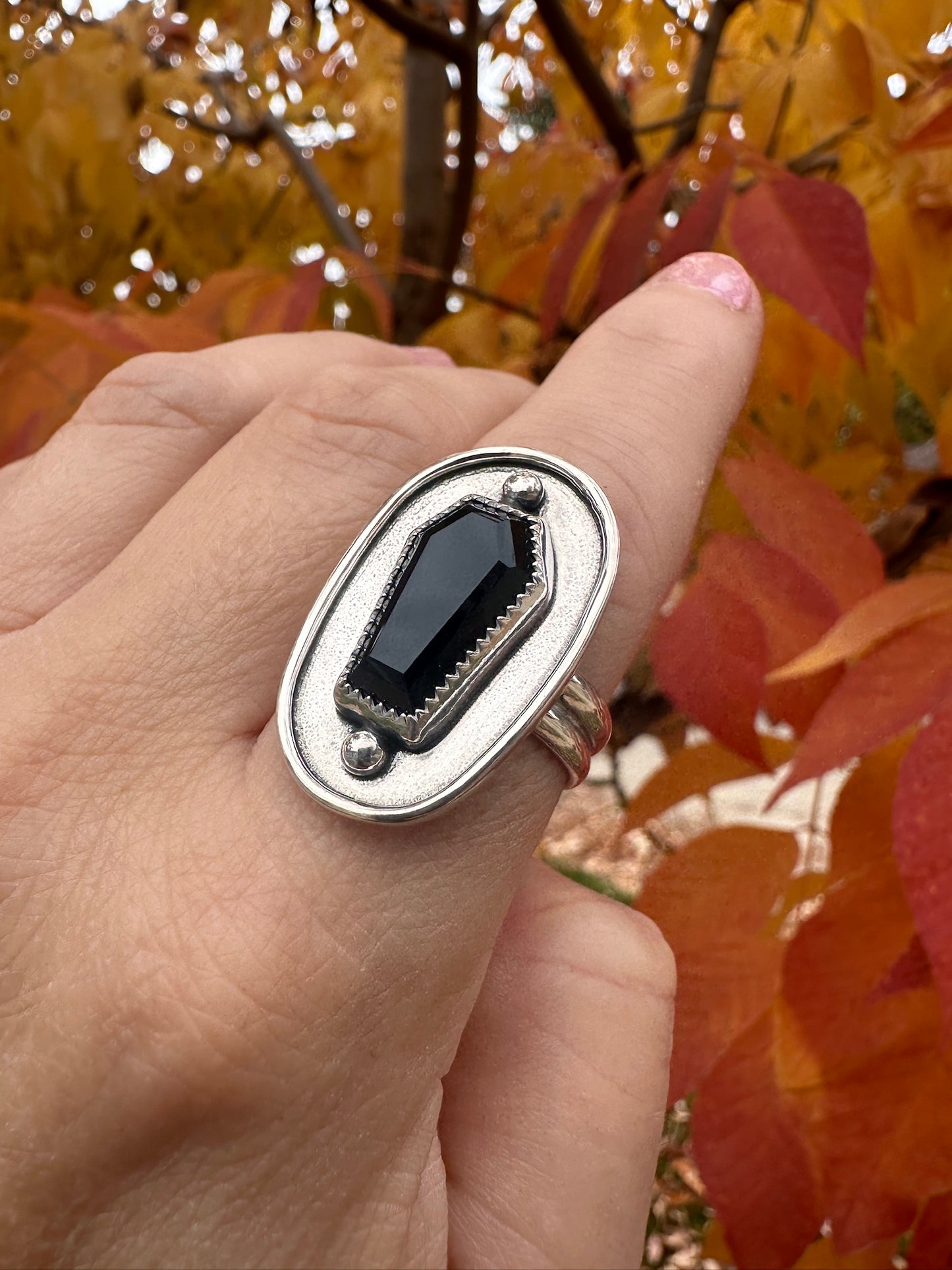 Coffin-stoned ring | Black onyx