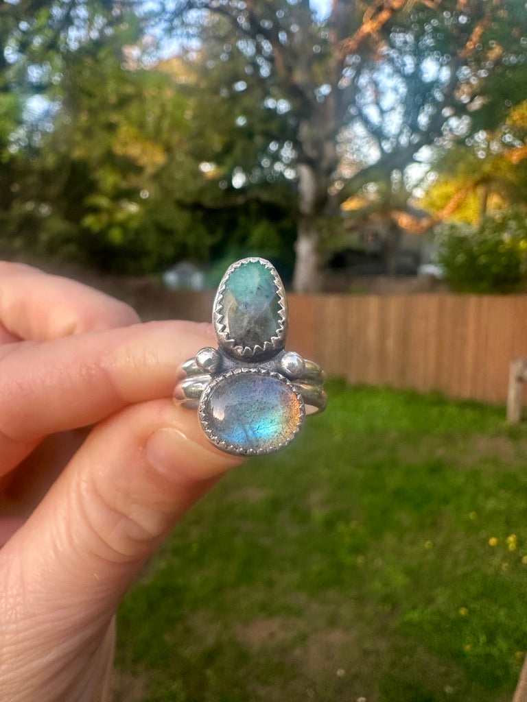 Dainty ring | Emerald + labradorite