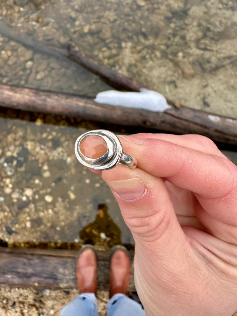 Uncommon Ring | Peach moonstone | Size 5.5