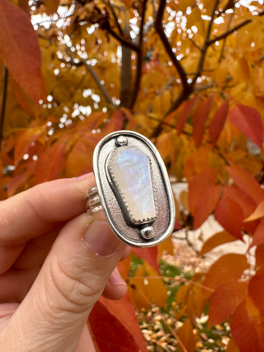 Coffin-stoned ring | Rainbow moonstone