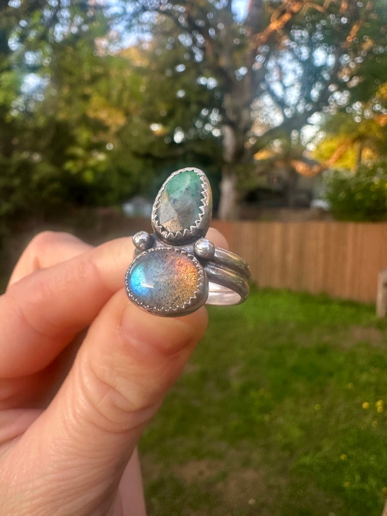 Dainty ring | Emerald + labradorite