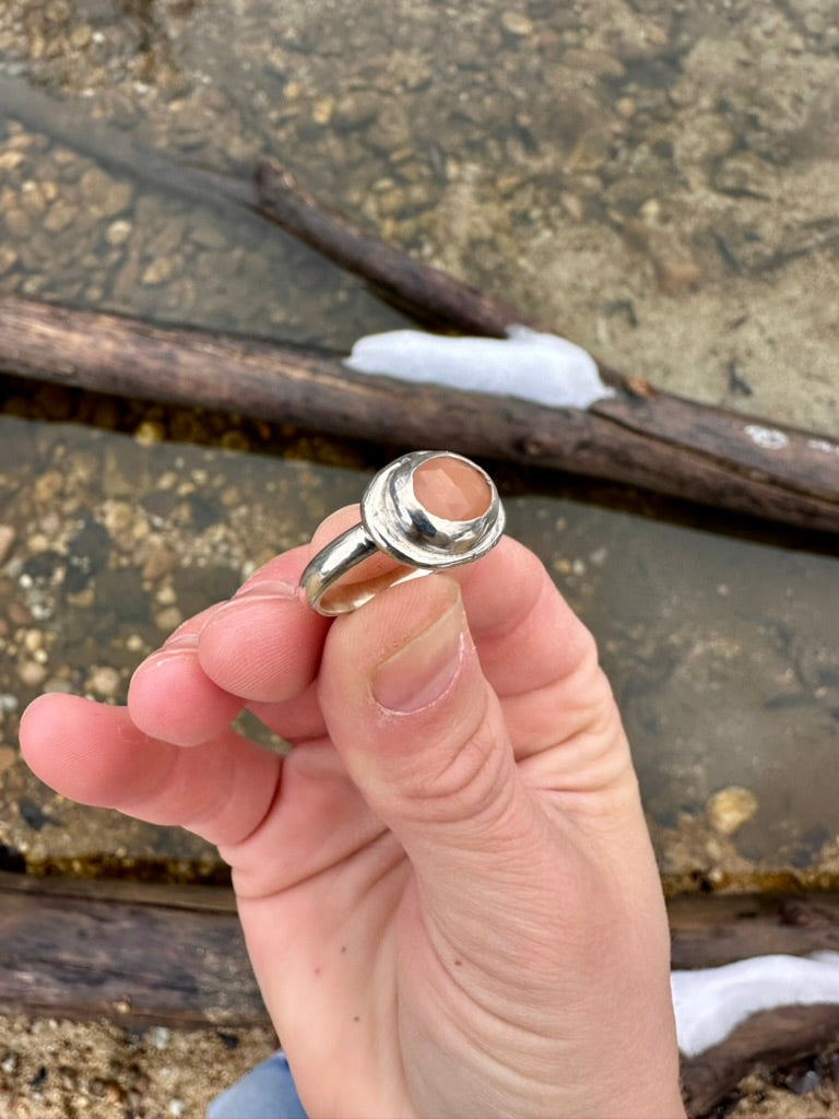 Uncommon Ring | Peach moonstone | Size 5.5