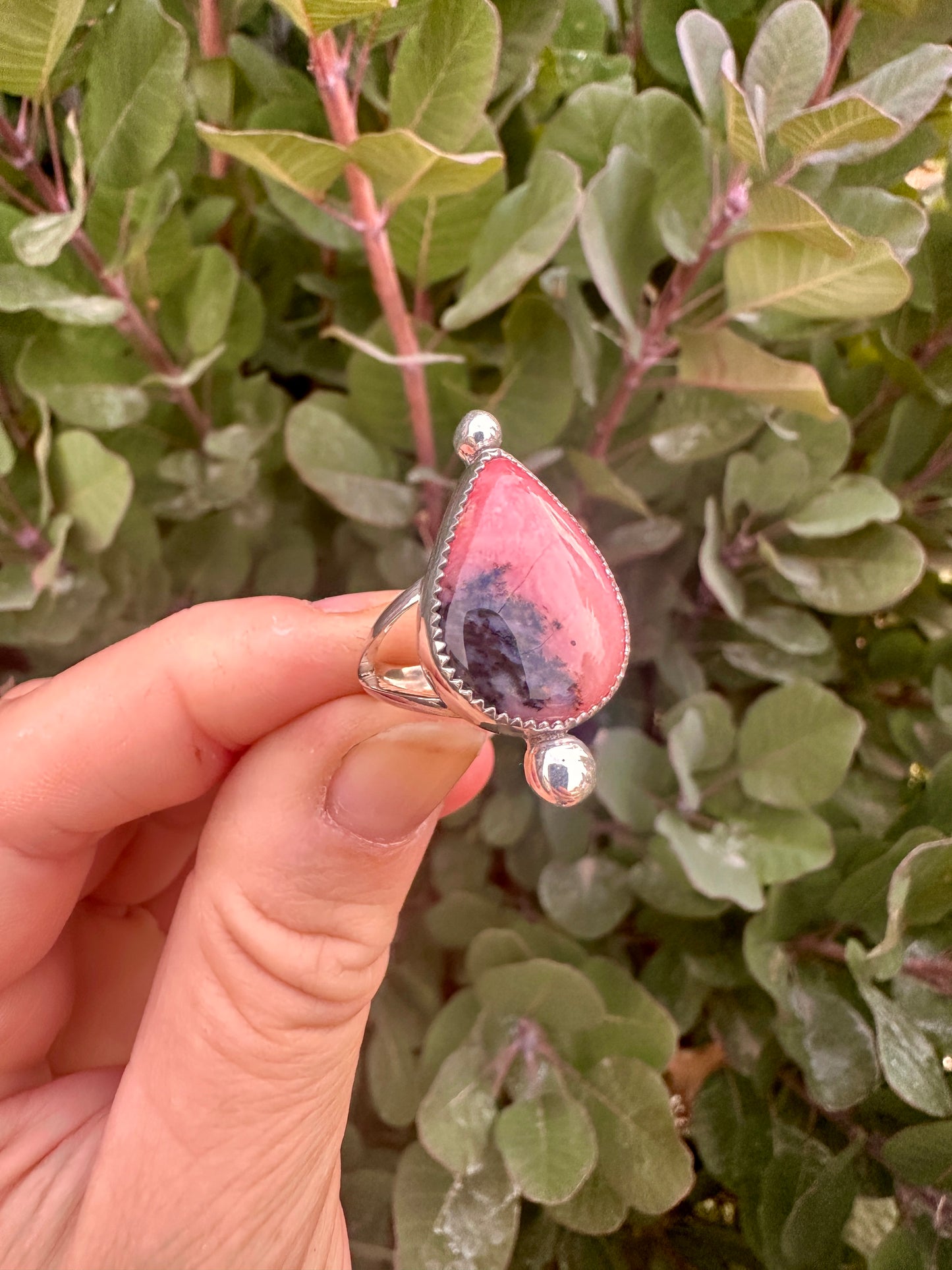 On the Dot split-band ring | Pink dendritic opal