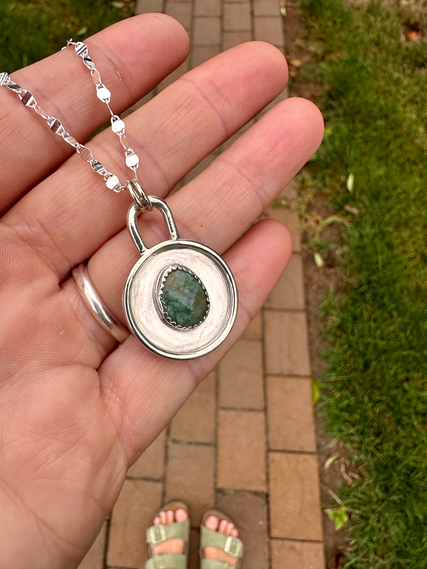 Shield talisman | Emerald