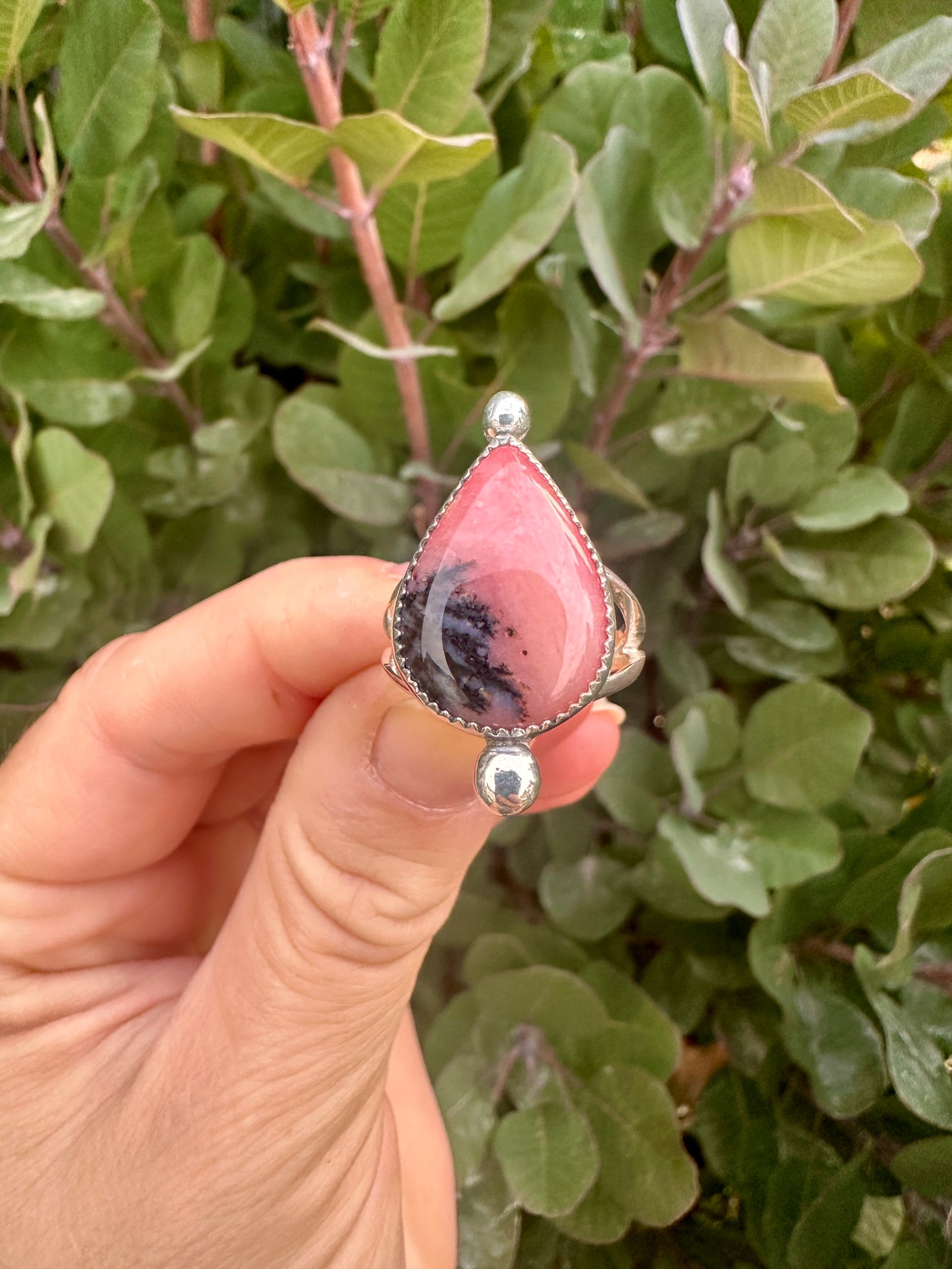 On the Dot split-band ring | Pink dendritic opal