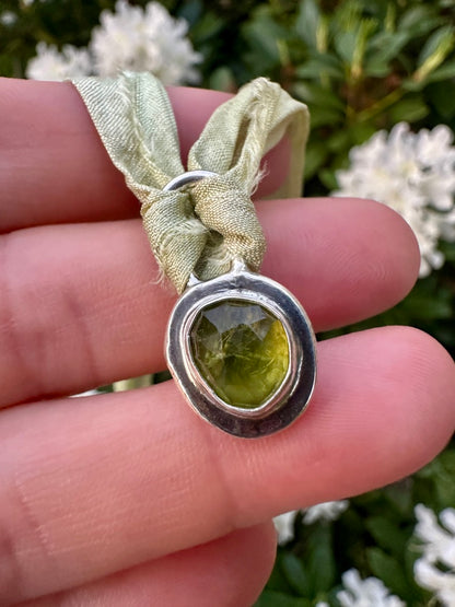 Silk threader | Peridot
