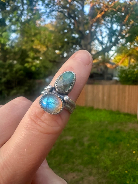 Dainty ring | Emerald + labradorite