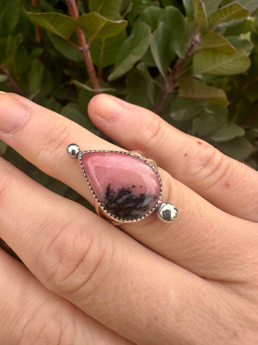 On the Dot split-band ring | Pink dendritic opal