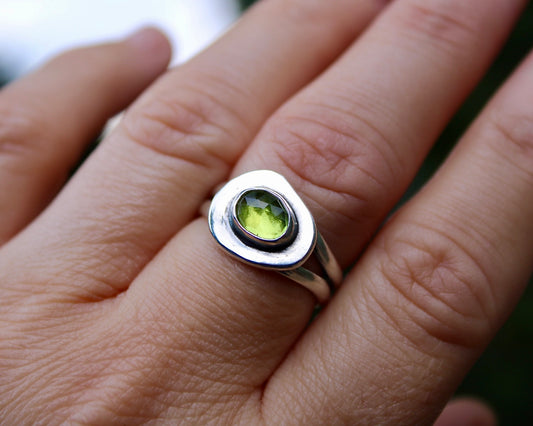 Uncommon ring | Peridot (size 7.75)