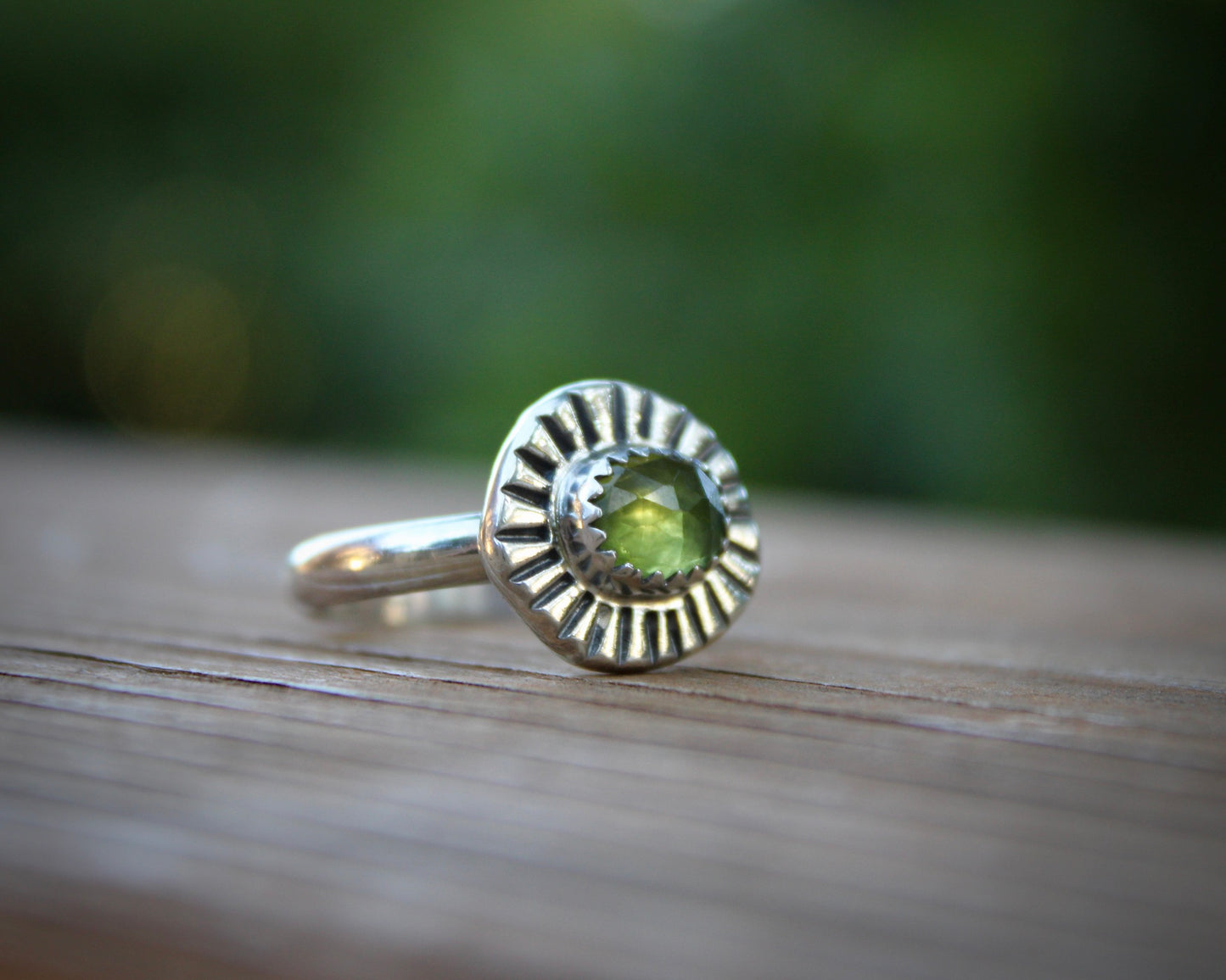 Sunburst ring | Peridot (size 8)