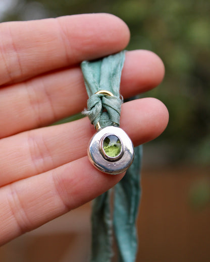 Silk threader | Peridot
