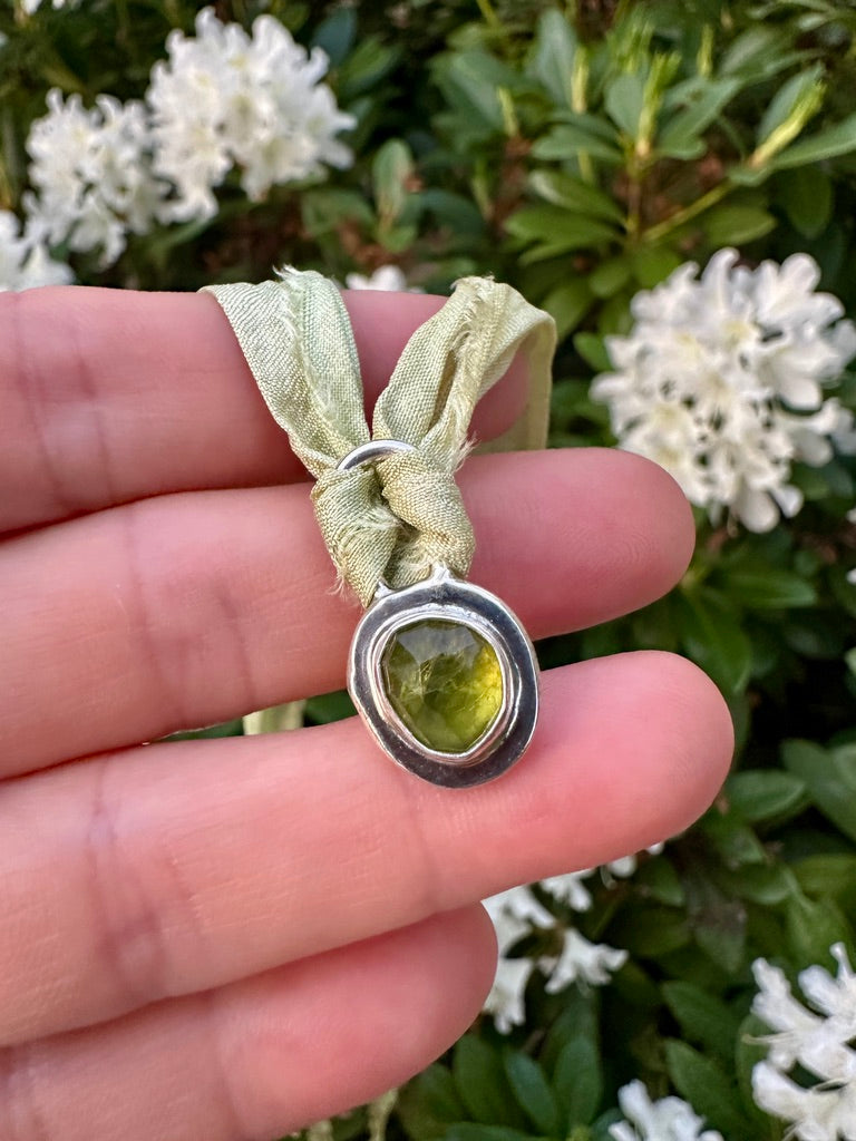 Silk threader | Peridot